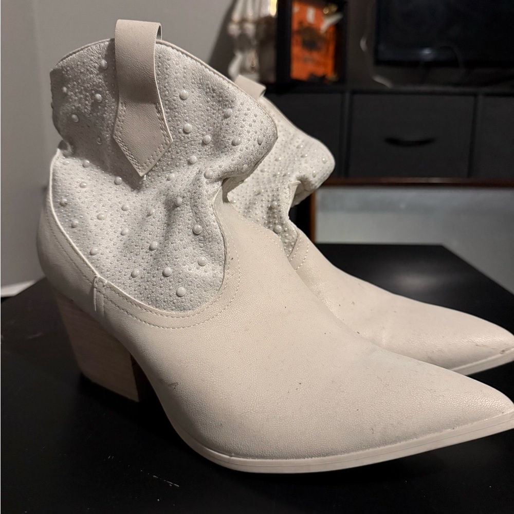 Source Unknown White Pointed-Toe Ankle Booties wi… - image 2